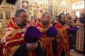 Благодатный огонь доставили на Пасхальную вечерню