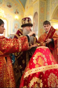 Благодатный огонь доставили на Пасхальную вечерню