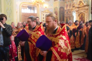 Благодатный огонь доставили на Пасхальную вечерню