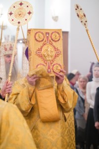 Митрополит Лонгин возглавил Литургию с сурдопереводом