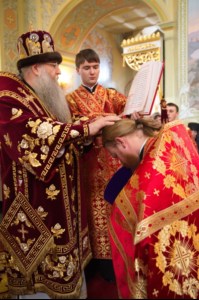Благодатный огонь доставили на Пасхальную вечерню