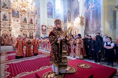 Божественная литургия в Покровском соборе Саратова