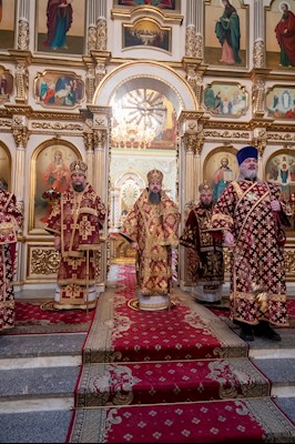 Божественная литургия в Покровском соборе Саратова