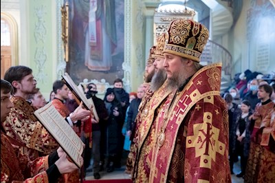 Божественная литургия в Покровском соборе Саратова