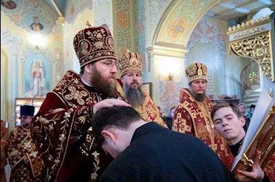 Божественная литургия в Покровском соборе Саратова