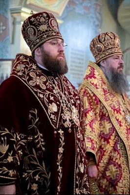 Божественная литургия в Покровском соборе Саратова