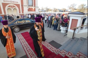 Благодатный огонь доставили на Пасхальную вечерню