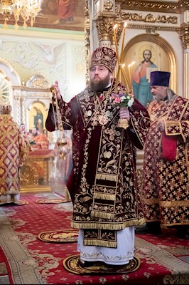 Божественная литургия в Покровском соборе Саратова