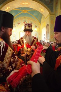 Благодатный огонь доставили на Пасхальную вечерню