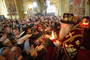 Благодатный огонь доставили на Пасхальную вечерню