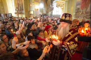 Благодатный огонь доставили на Пасхальную вечерню