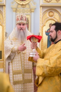 Митрополит Лонгин возглавил Литургию с сурдопереводом