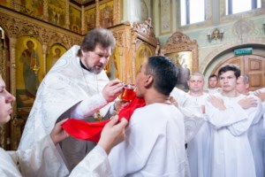 Состоялось массовое крещение оглашенных в Волге