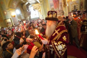Благодатный огонь доставили на Пасхальную вечерню