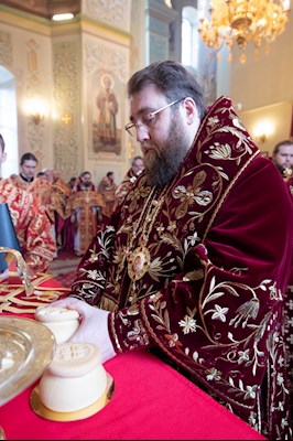 Божественная литургия в Покровском соборе Саратова
