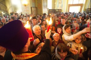 Благодатный огонь доставили на Пасхальную вечерню