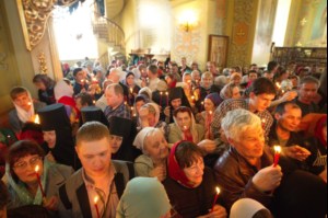 Благодатный огонь доставили на Пасхальную вечерню