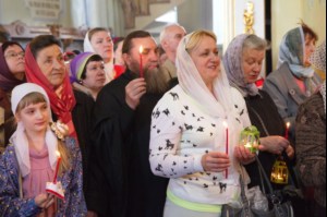 Благодатный огонь доставили на Пасхальную вечерню