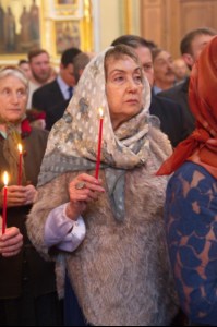 Благодатный огонь доставили на Пасхальную вечерню