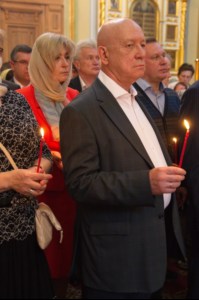 Благодатный огонь доставили на Пасхальную вечерню
