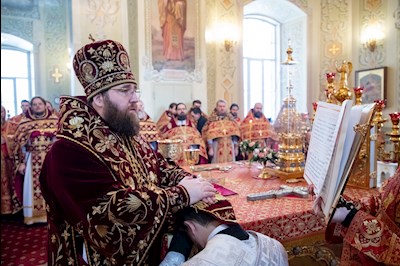 Божественная литургия в Покровском соборе Саратова