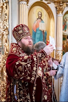 Божественная литургия в Покровском соборе Саратова