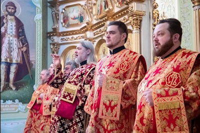 Божественная литургия в Покровском соборе Саратова