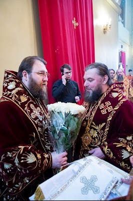 Божественная литургия в Покровском соборе Саратова