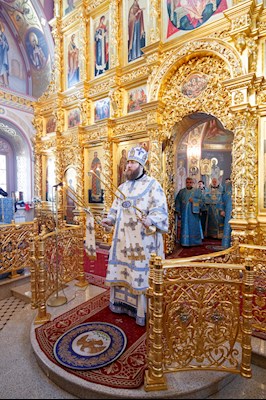 Великая вечерня в соединении с Литургией святителя Иоанна Златоуста в Свято-Троицком кафедральном соборе г. Саратова