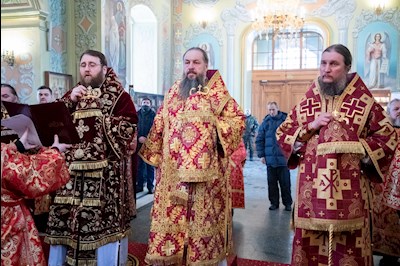 Божественная литургия в Покровском соборе Саратова