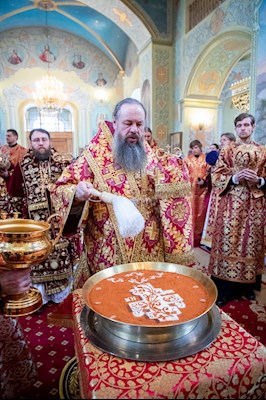 Божественная литургия в Покровском соборе Саратова