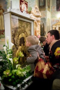 Встреча Феодоровской иконы Божией Матери и Всенощное бдение в храме в честь Покрова Пресвятой Богородицы г. Саратова