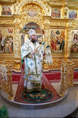 Митрополит Игнатий совершил Божественную литургию в Свято-Троицком кафедральном соборе г. Саратова