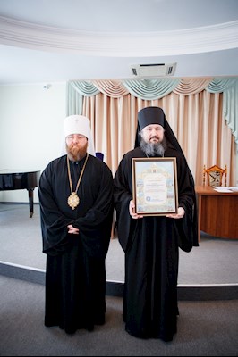 Митрополит Игнатий вручил дипломы выпускникам СПДС