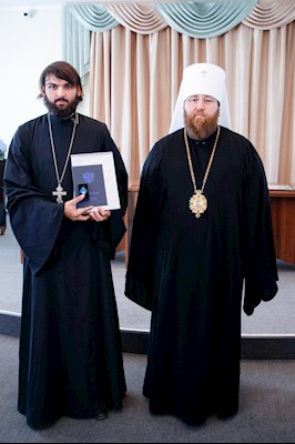 Митрополит Игнатий вручил дипломы выпускникам СПДС