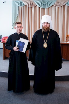 Митрополит Игнатий вручил дипломы выпускникам СПДС
