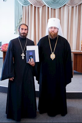 Митрополит Игнатий вручил дипломы выпускникам СПДС