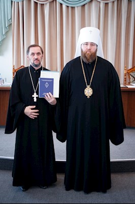 Митрополит Игнатий вручил дипломы выпускникам СПДС