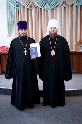 Митрополит Игнатий вручил дипломы выпускникам СПДС