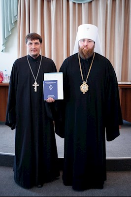 Митрополит Игнатий вручил дипломы выпускникам СПДС