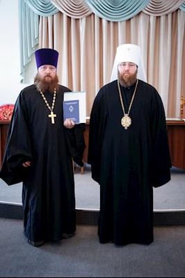 Митрополит Игнатий вручил дипломы выпускникам СПДС