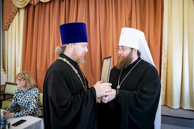 Митрополит Игнатий вручил благодарственные письма за поддержку церковных социальных проектов во время пандемии