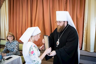 Митрополит Игнатий вручил благодарственные письма за поддержку церковных социальных проектов во время пандемии