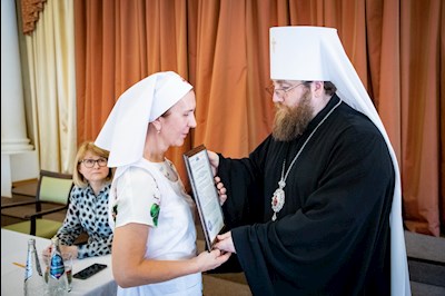 Митрополит Игнатий вручил благодарственные письма за поддержку церковных социальных проектов во время пандемии