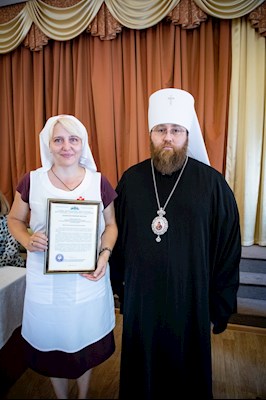 Митрополит Игнатий вручил благодарственные письма за поддержку церковных социальных проектов во время пандемии