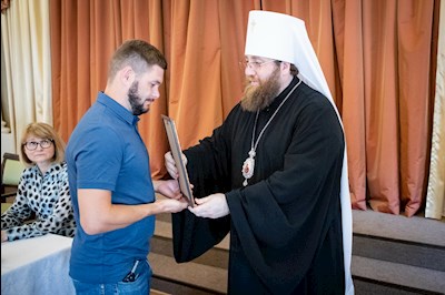Митрополит Игнатий вручил благодарственные письма за поддержку церковных социальных проектов во время пандемии