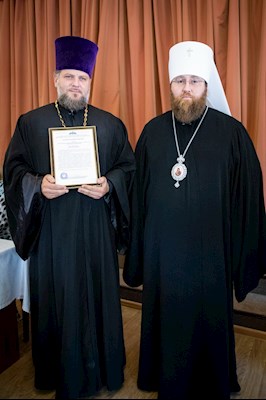 Митрополит Игнатий вручил благодарственные письма за поддержку церковных социальных проектов во время пандемии