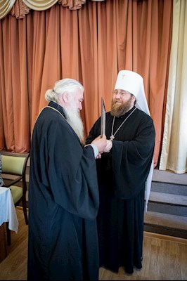 Митрополит Игнатий вручил благодарственные письма за поддержку церковных социальных проектов во время пандемии