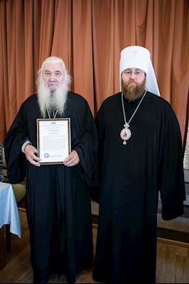 Митрополит Игнатий вручил благодарственные письма за поддержку церковных социальных проектов во время пандемии