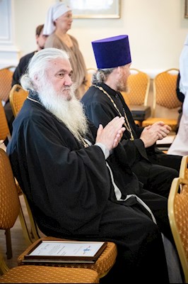 Митрополит Игнатий вручил благодарственные письма за поддержку церковных социальных проектов во время пандемии